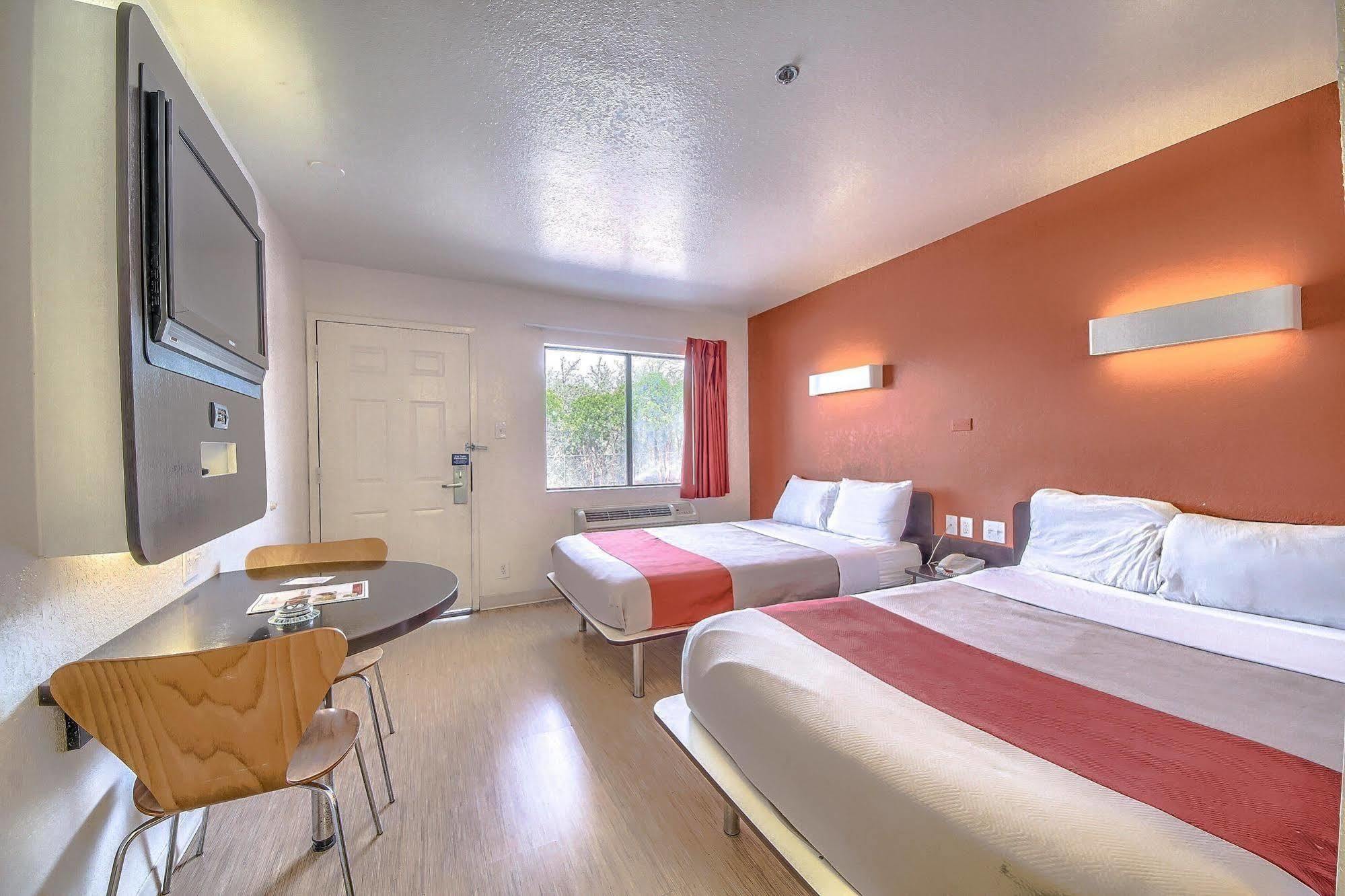 Motel 6 San Antonio, Tx Six Flags Fiesta Tx - La Cantera Area Exterior photo