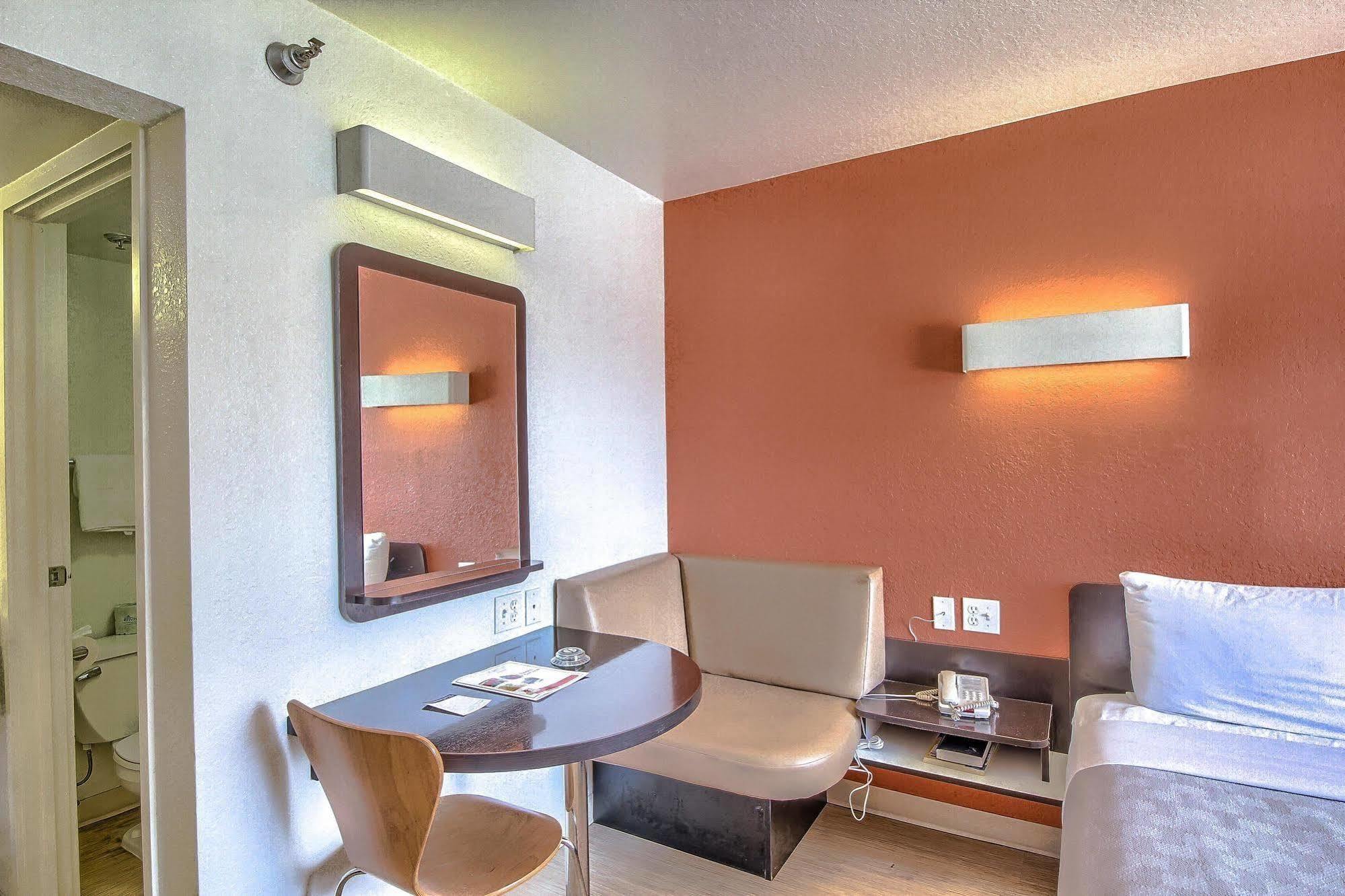 Motel 6 San Antonio, Tx Six Flags Fiesta Tx - La Cantera Area Exterior photo